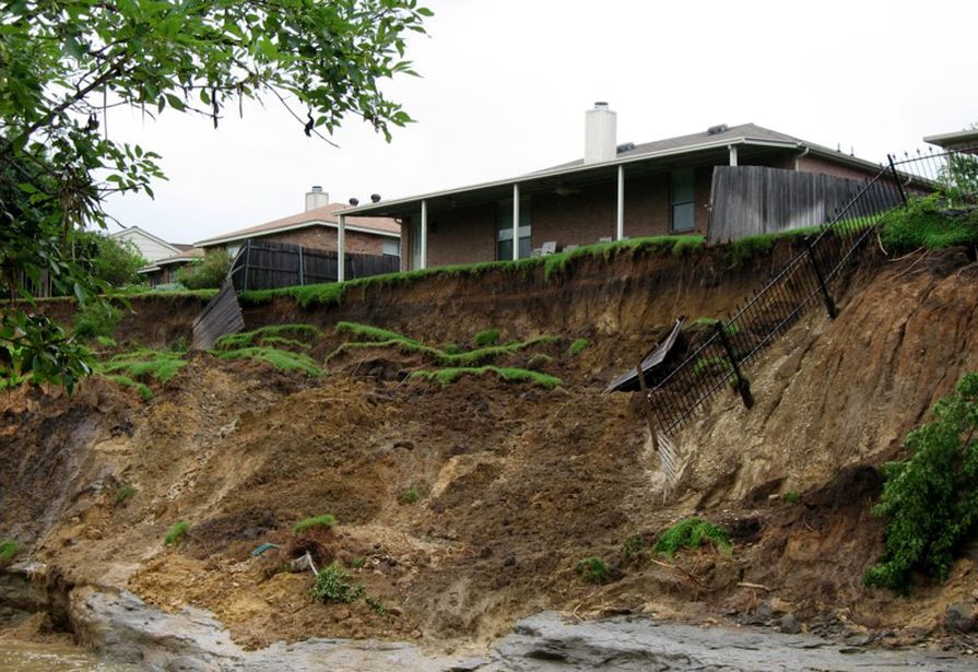 Unterspültes Ufer mit Haus auf dem Grundstück