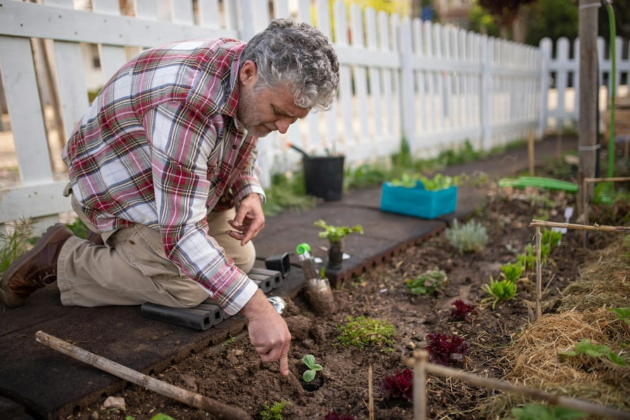 Mann bei der Gartenarbeit