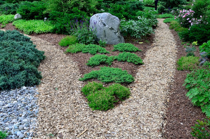 Mulch und Schotter im Garten