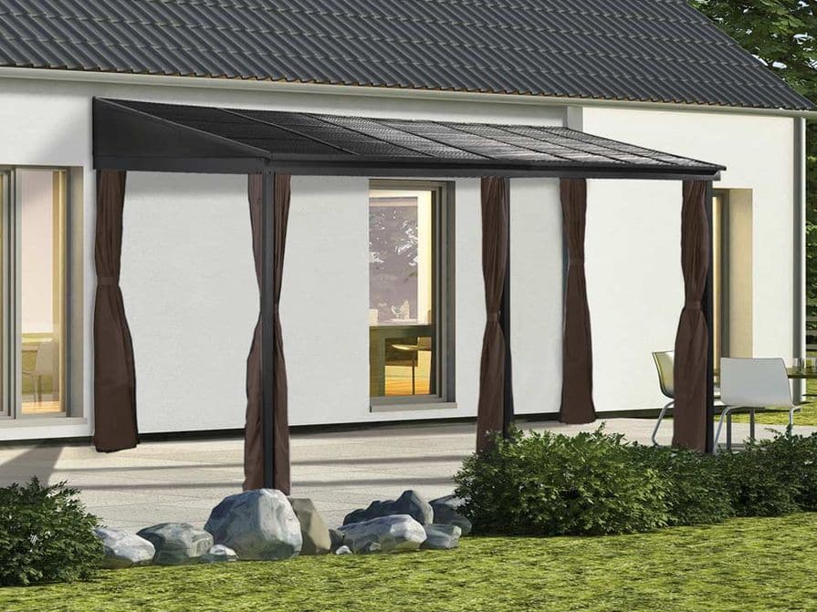 Pavillon auf Holzterrasse mit Gartenmöbeln