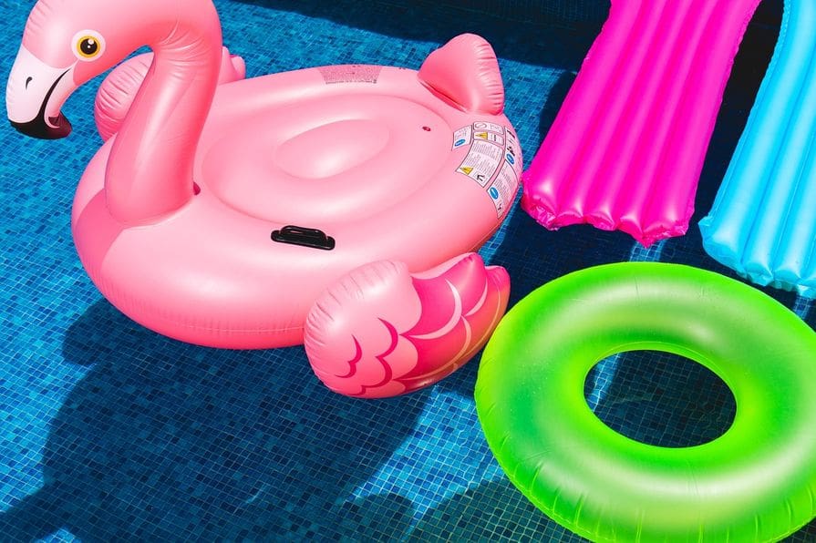 Aufblasbare Wasserspielzeuge im Pool