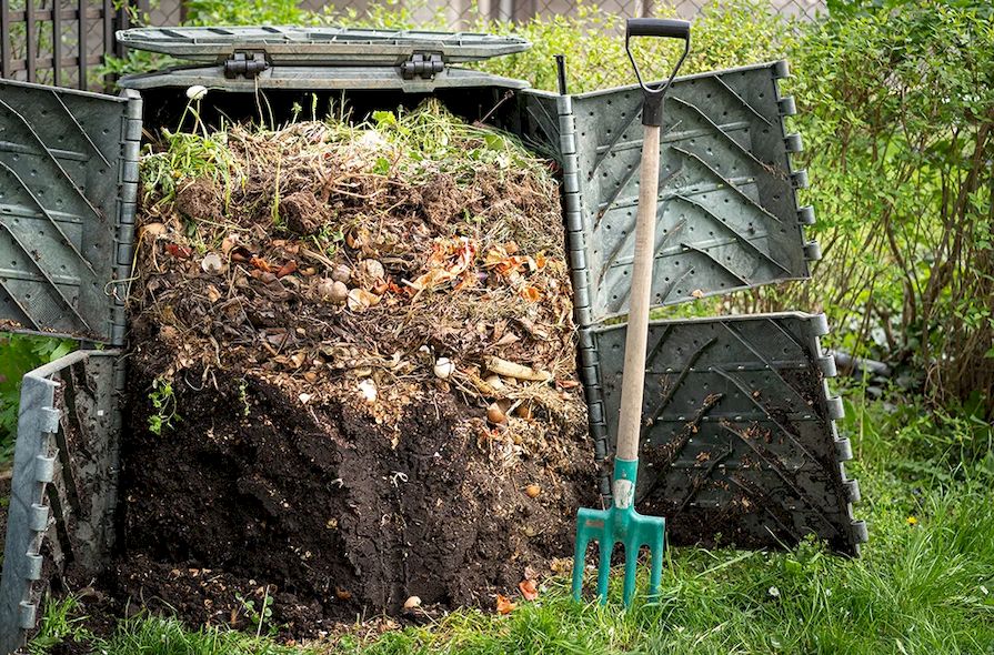 Komposter mit Gartenabfällen