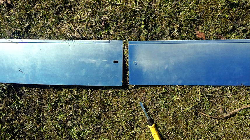 Rasenkante aus Metall eingebaut entlang des Rasens (schritt 1)