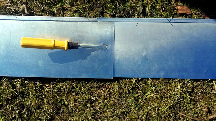 Rasenkante aus Metall eingebaut entlang des Rasens (schritt 3)