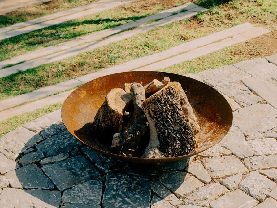 Stahl-Feuerstelle im Garten