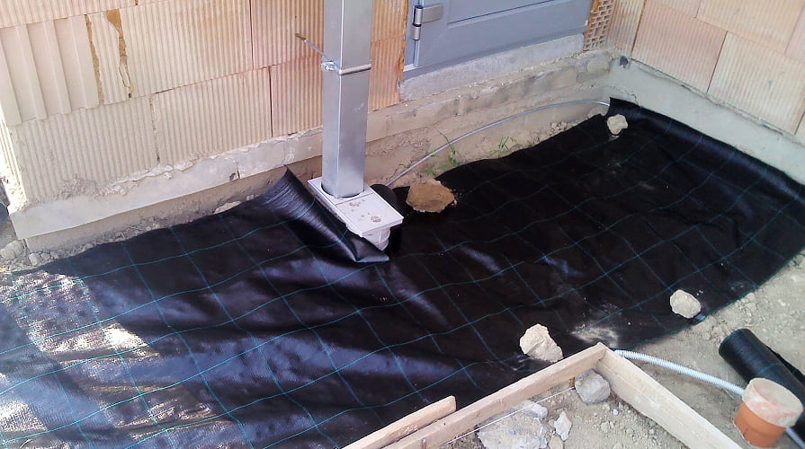 01-01_geotextil-unter-gehwege-und-flaechen-fuer-fussgaenger_895x500