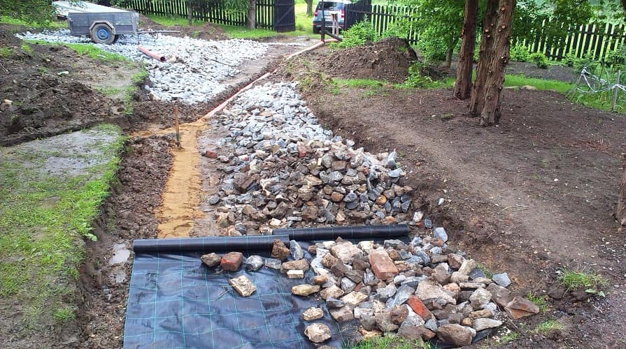 01-02_geotextil-unter-strasse-festes-untergrund_895x500