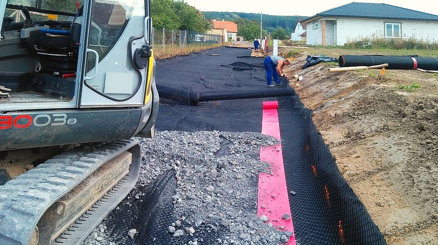 01-03_geotextil-unter-strasse-durchnaesster-untergrund_895x500