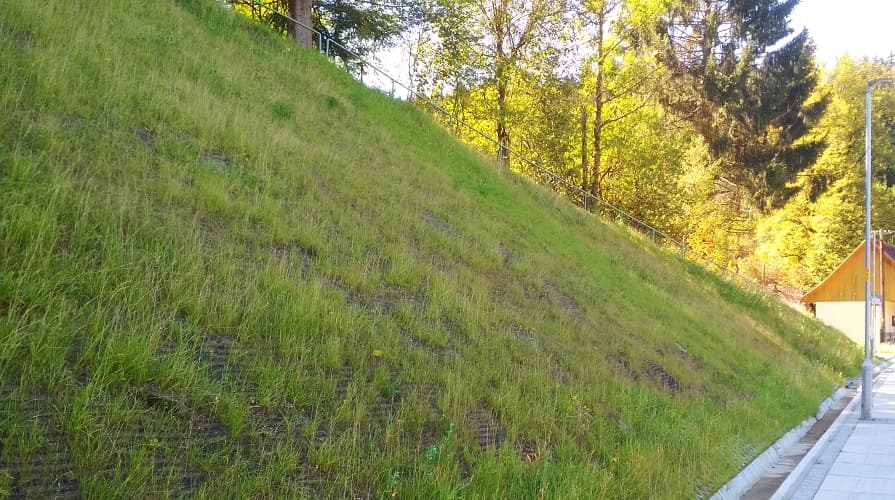 03-01_geotextil-geogitter-fuer-böschung_895x500