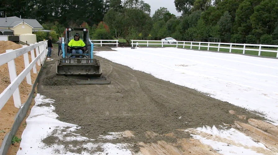 04-04_geotextil-fuer-reitplatz-und-pferdeauslauf_895x500