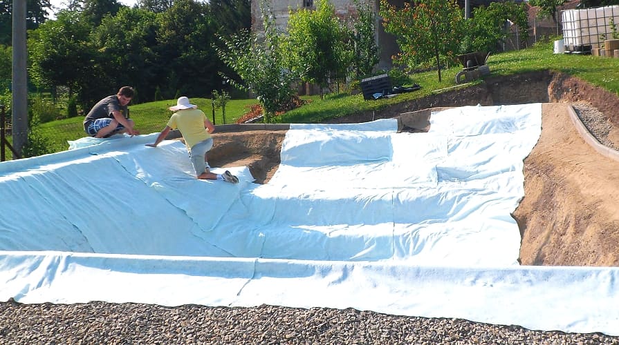 06-01_geotextil-unter-teichfolie_895x500