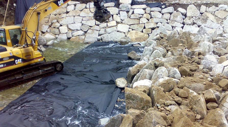 06-03_geotextil-unter-steinverkleidung-ufer_895x500