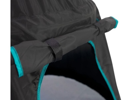 Spielplatz mit UFO-Schaukel