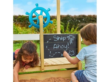 Spielplatz mit Sandkasten Piratenschiff