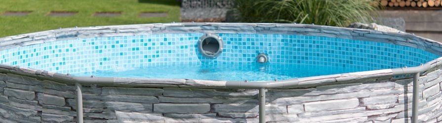 Aufstellpool im Garten