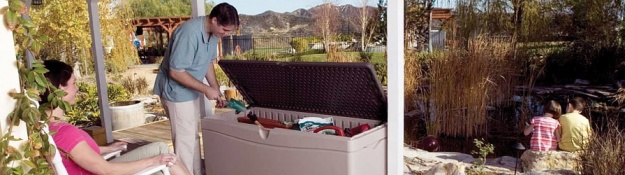 Frau neben der Gartenbox stehend