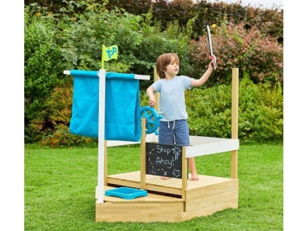 Spielplatz mit Sandkasten Piratenschiff