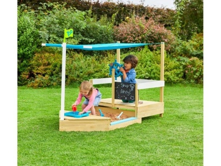 Spielplatz mit Sandkasten Piratenschiff