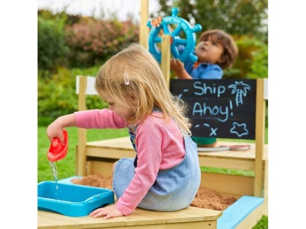 Spielplatz mit Sandkasten Piratenschiff