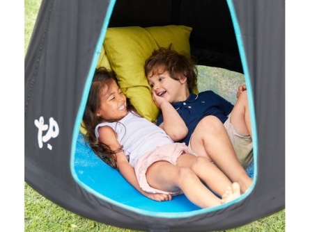 Spielplatz mit UFO-Schaukel